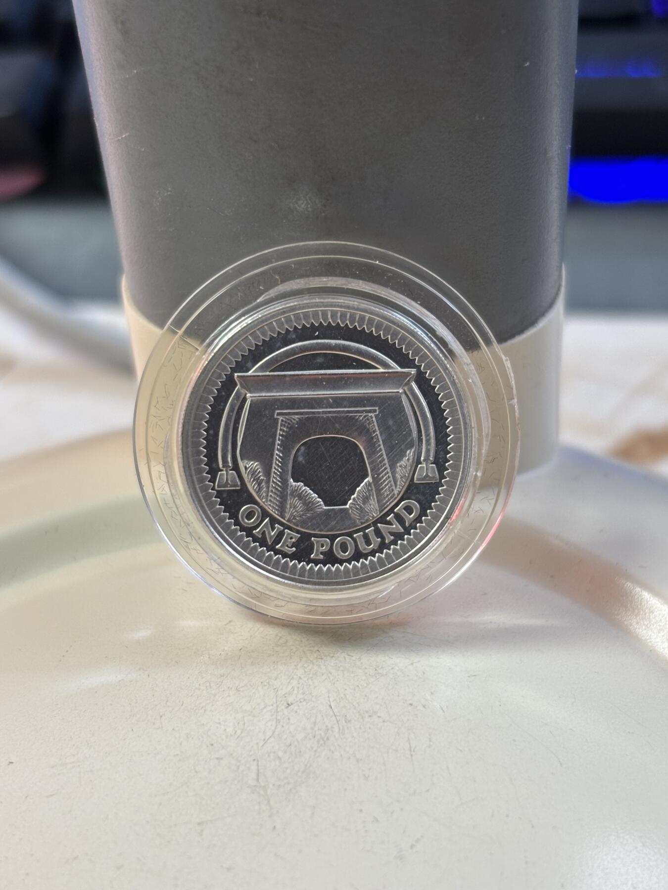 第189期拍卖 英国2006年1镑纪念银币带盒证书，9.5克，925银，有瑕疵