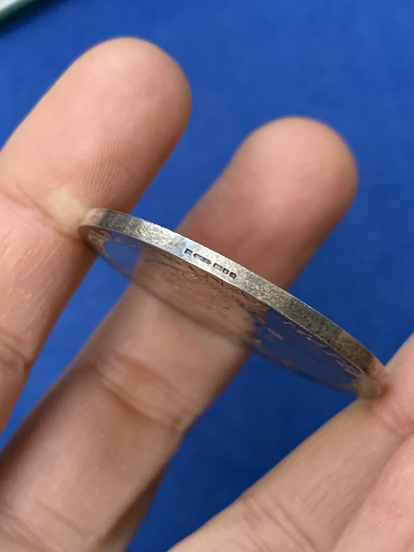 《竞宝斋》第461场 周日，周一，2场连拍 （全场包邮）欢迎送拍 英国1970年国家信托认证银质纪念章，皇家造币厂制，侧银标，人名，原盒少见。25.35克，39.2mm。