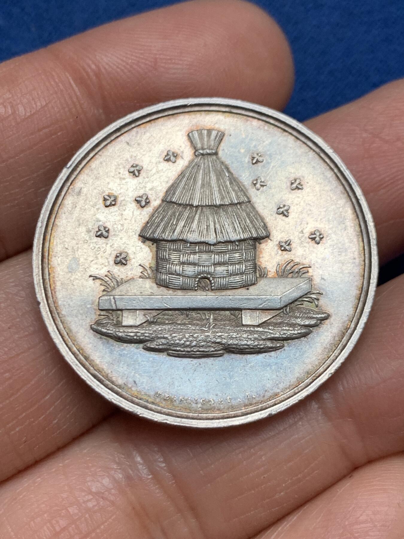 《竞宝斋》第461场 周日，周一，2场连拍 （全场包邮）欢迎送拍 1841年法国银行储蓄银质代币。直径：32.9mm，重：16.15g，船首银标