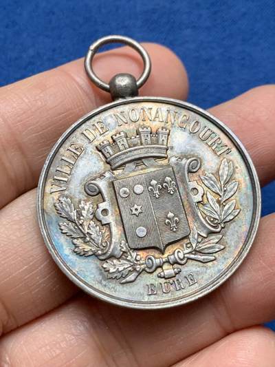 《竞宝斋》第461场 周日，周一，2场连拍 （全场包邮）欢迎送拍 - 法国诺南库尔银质奖章 带环重约19.7克 36.5mm