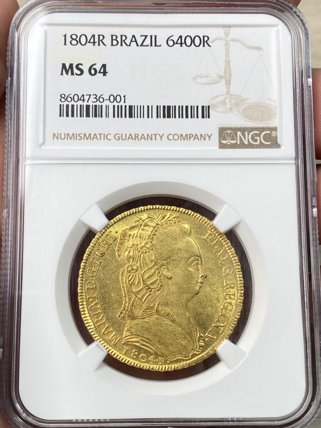 万国钱币拍卖第059期 NGC MS64 1804巴西女王玛利亚一世6400瑞斯金币 里约热内卢造币厂铸 玛利亚一世是巴西首位女王 晚年由于精神问题在1799年便将政务交给了儿子若昂六世 使其成为了摄政皇太子 不可多得的一枚高等级南美金币 NGC唯一冠军分 14.34g