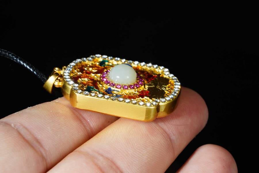 上海都达杂项专场八（全场包邮）   天然镀金珐琅彩嵌和田玉蛋面王妃方牌挂件 附鉴定证书87-345