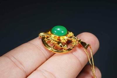 上海都达杂项专场八（全场包邮）   天然镀金喜上眉梢嵌绿玛瑙蛋面挂件 附鉴定证书87-357