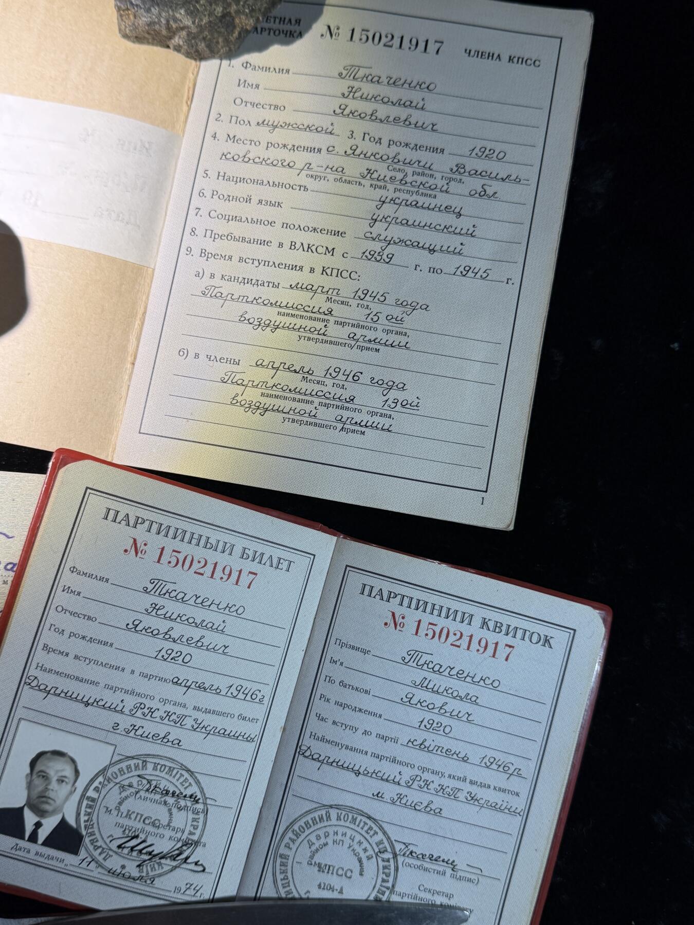 戎马世界章牌大赏第110期 苏联空军飞行侦察员勋章证书与证件一套，带得主相关事迹与履历，得主曾驾驶飞机（推测为雅克9R）侦查敌军部队、港口，并在行动中消灭敌军40人，获得红旗勋章