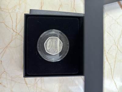 第189期拍卖 - 获奖英国2019年霍金黑洞50便士16克精制加厚版本纪念银币，925银，16克，发行2500枚，获2021年度克劳斯最富激情币大奖，有氧化