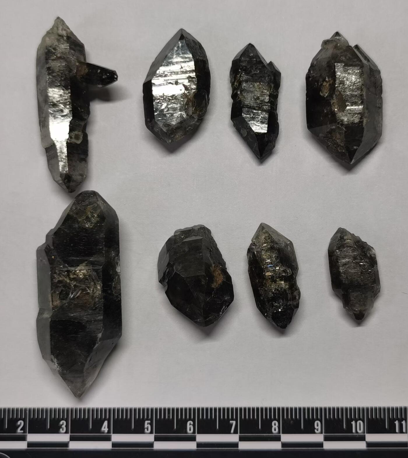 七河·世界币章矿标杂件每周小拍（总第35期）（本场周二结标） 藏家出品 X724（7） 暗色系云贵闪灵水晶原石，一组 8 件 本件拍品由合作藏家邮寄