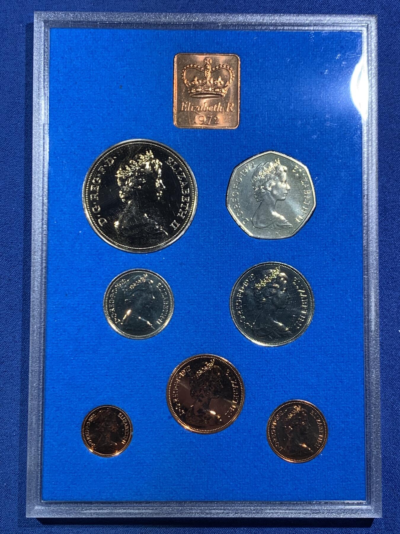 《竞宝斋》第461场 周日，周一，2场连拍 （全场包邮）欢迎送拍 英国1972年精制套币 礼品原装7枚币和1枚章 包含女王银婚精制克朗纪念币