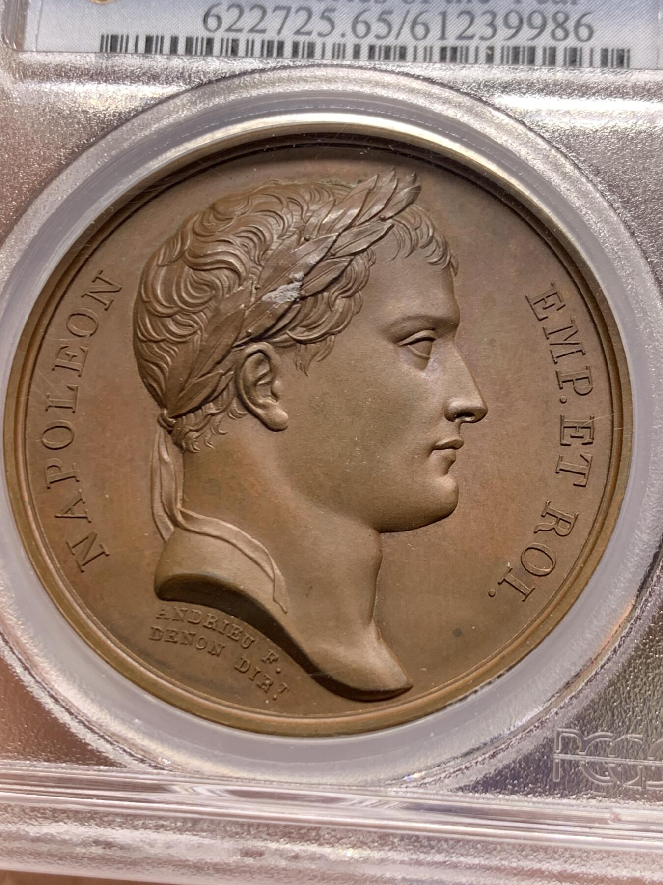 《竞宝斋》第461场 周日，周一，2场连拍 （全场包邮）欢迎送拍 PCGS SP65 冠军分！法国1807年拿破仑一世年度胜利原铸铜章 巴黎造币厂 巧克力包浆 帝国之鹰展翅爪子锋利 紧紧攥住矗立于N记雷电权杖之上 目光锐利如炬 羽翼丰满 丝缕清晰细节感人 作为拿皇的拟人化象征 接受上空胜利女神飞舞空中送来月桂花环为其加冕 作为年度总结庆祝过去的一年中军队获取的胜利 稀少珍贵品种 加厚盒