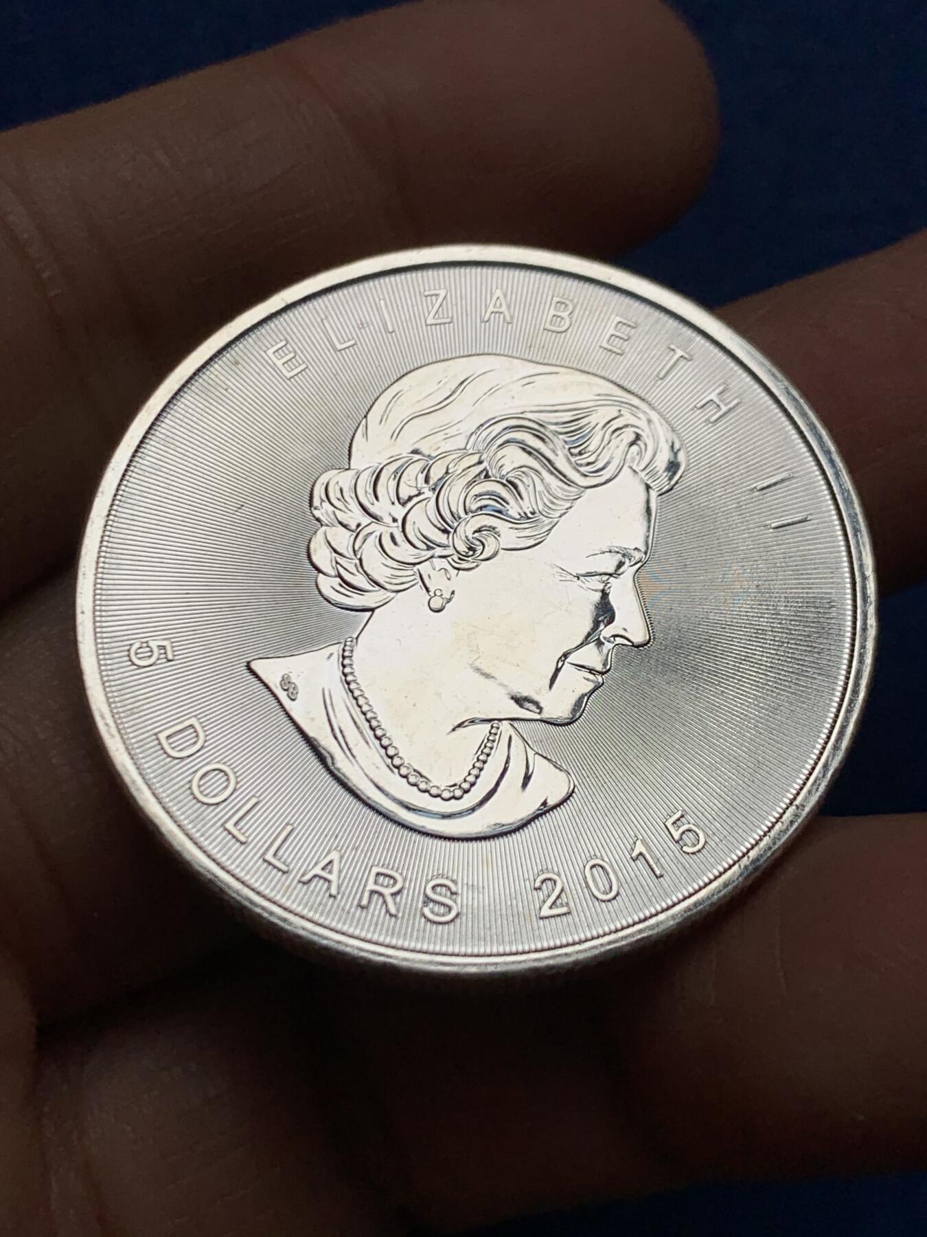 《竞宝斋》第461场 周日，周一，2场连拍 （全场包邮）欢迎送拍 加拿大2015年枫叶投资银币，1盎司，9999银，31.1克