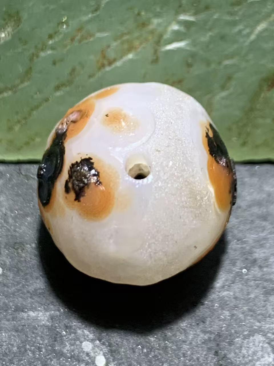 精美冰飘风化纹战国红玛瑙随形珠一个