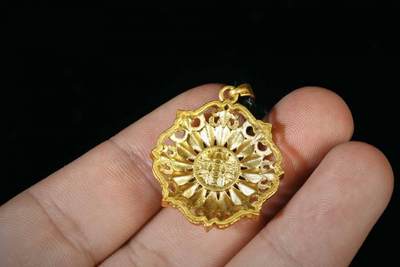 上海都达杂项专场八（全场包邮）   天然镀金珐琅彩太阳花嵌和田玉蛋面挂件 附鉴定证书87-347