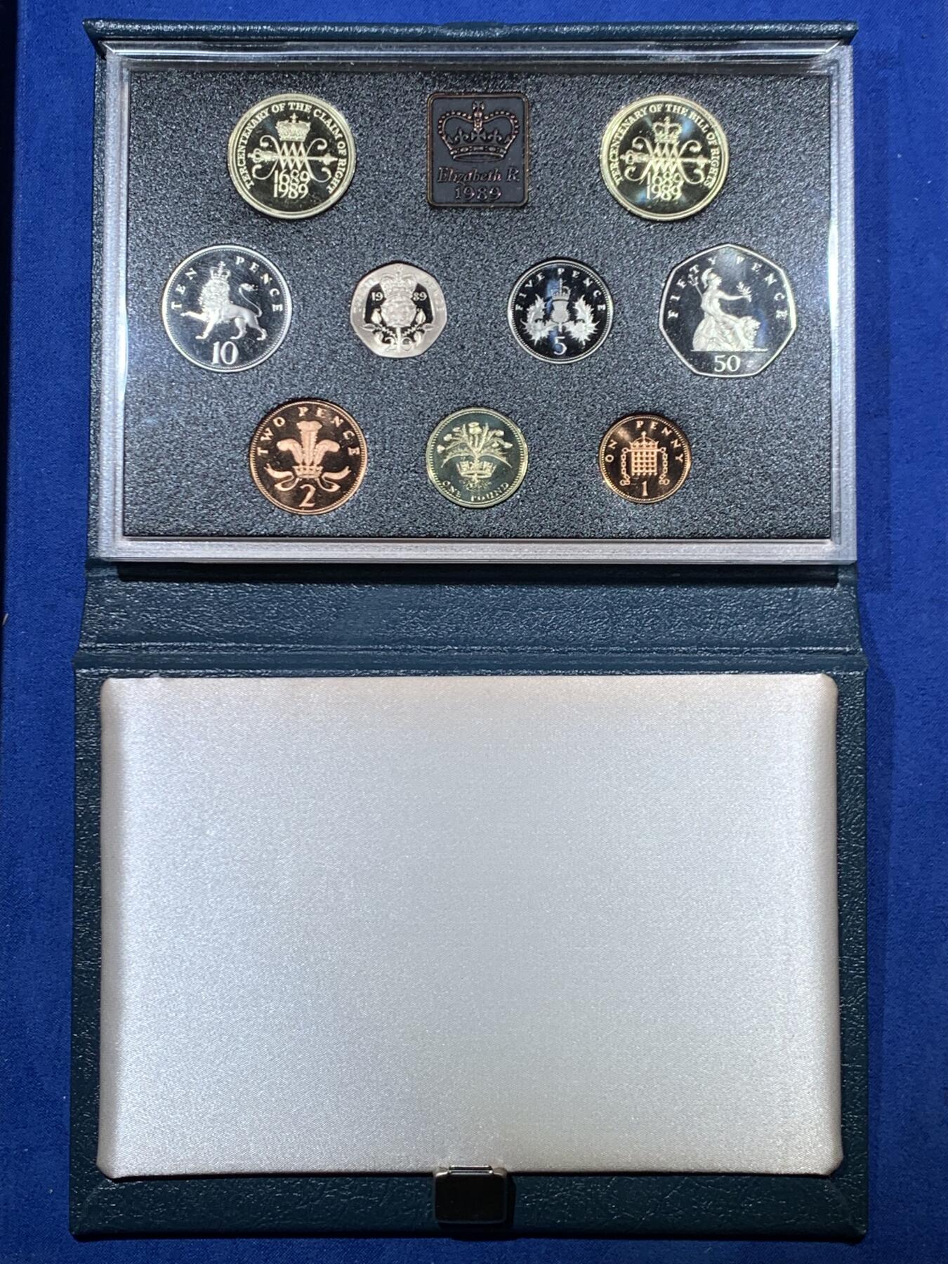 《竞宝斋》第461场 周日，周一，2场连拍 （全场包邮）欢迎送拍 英国1989年精制套币，带2枚2英镑权利法案300周年精制纪念币，9枚币，品相精美 蓝色盒装