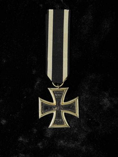 戎马世界章牌大赏第110期 - 德国一战二级铁十字勋章，漆面有损