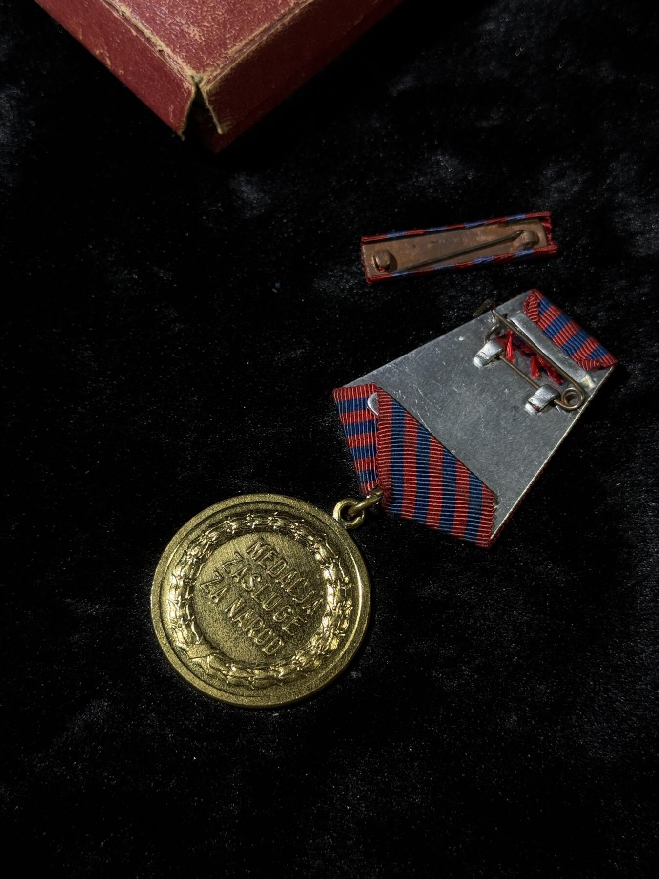 戎马世界章牌大赏第110期 南斯拉夫人民功勋奖章，盒子有损