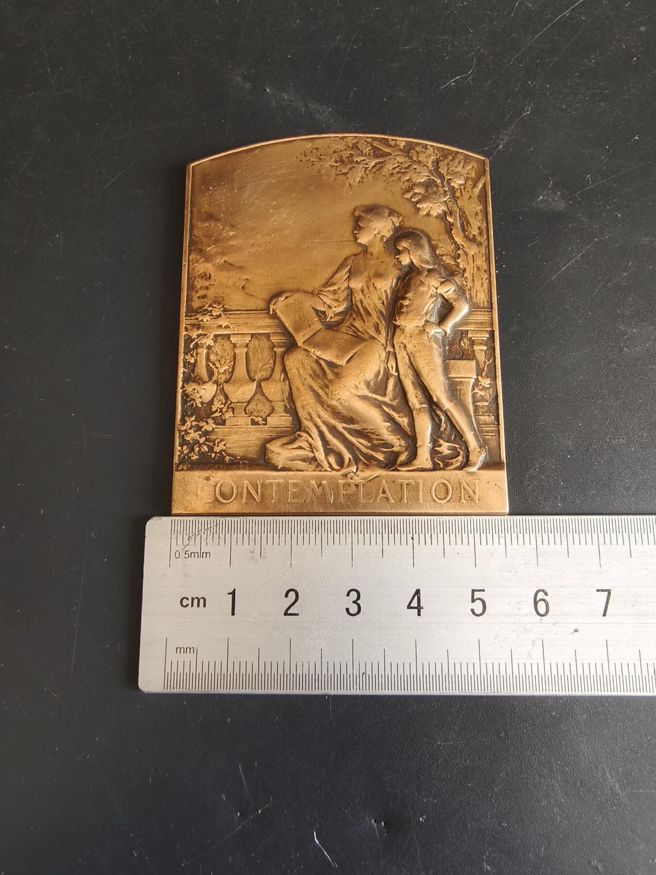 老王徽章第179期 法国“冥想”主题方形大铜章     Aug. Maillard作品    尺寸70×56mm      重量94.8g