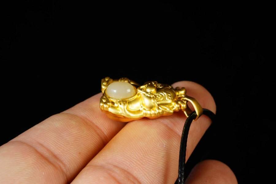 上海都达杂项专场八（全场包邮）   天然镀金龙宝宝嵌和田玉蛋面挂件 附鉴定证书87-340