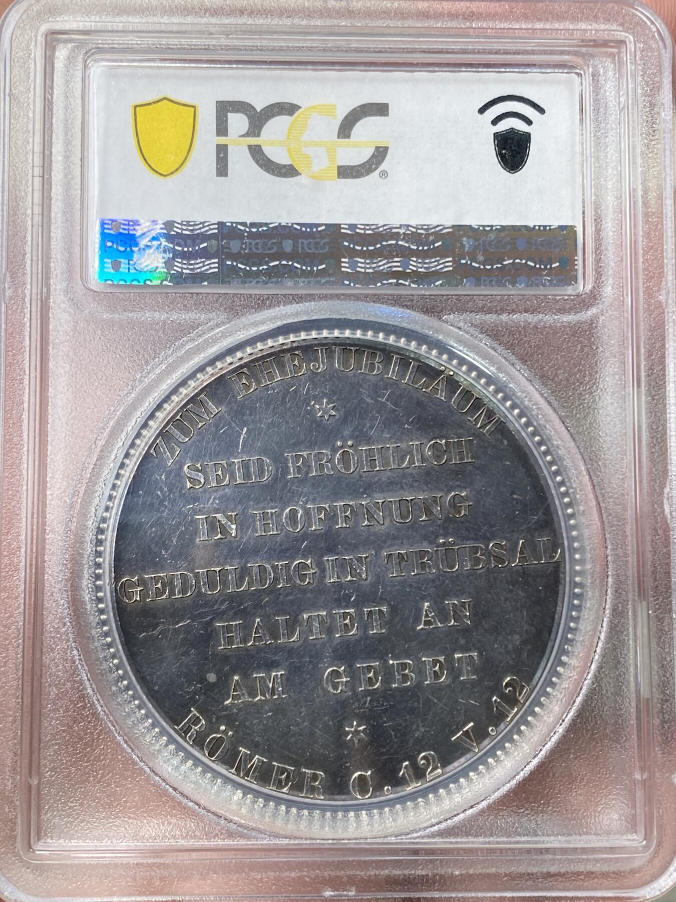 万国钱币拍卖第059期 PCGS SP62  1879年德国普鲁士威廉一世金婚纪念大银章 PC亚军分 双面均为著名普鲁士宫廷模刻师弗里德里希威廉库尔里希(F.W.Kullrich)刻制。 背面中央清晰刻有七行宗教寓意铭文，摘自《罗马书》第12章第12节：要喜乐于盼望，忍耐于患难，祷告里恒切；发行情况：1879年配套赠送给贵宾，1881年以后正式对外发型。