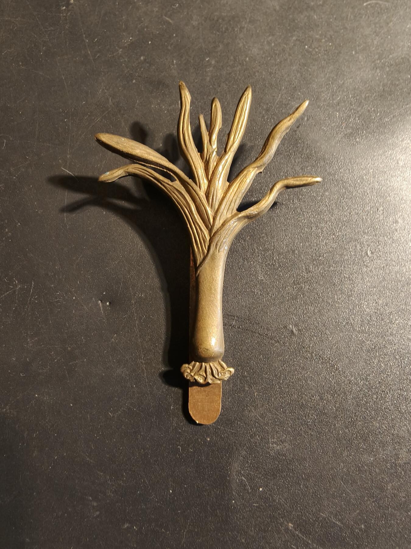 老王徽章第179期 英国陆军威尔士近卫步兵团帽徽    一战时期