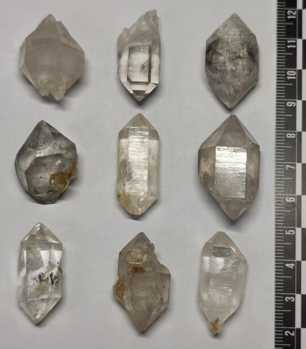 七河·世界币章矿标杂件每周小拍（总第35期）（本场周二结标） 藏家出品 X721（7） 比较大个头的云贵闪灵水晶原石 一组 9 件 本件拍品由合作藏家邮寄