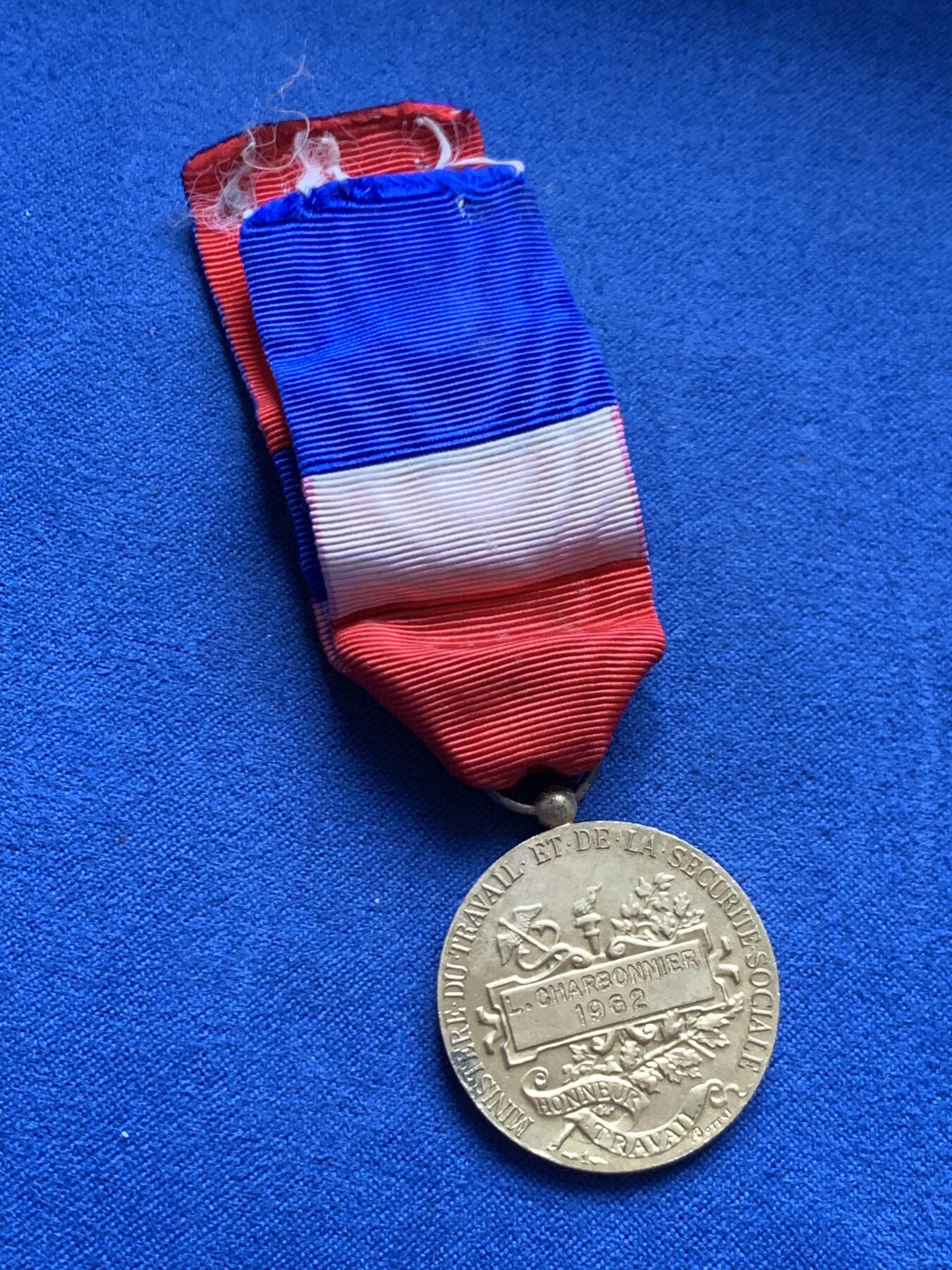 《竞宝斋》第461场 周日，周一，2场连拍 （全场包邮）欢迎送拍 法国银质功勋章 镀金银章 总重12.9克