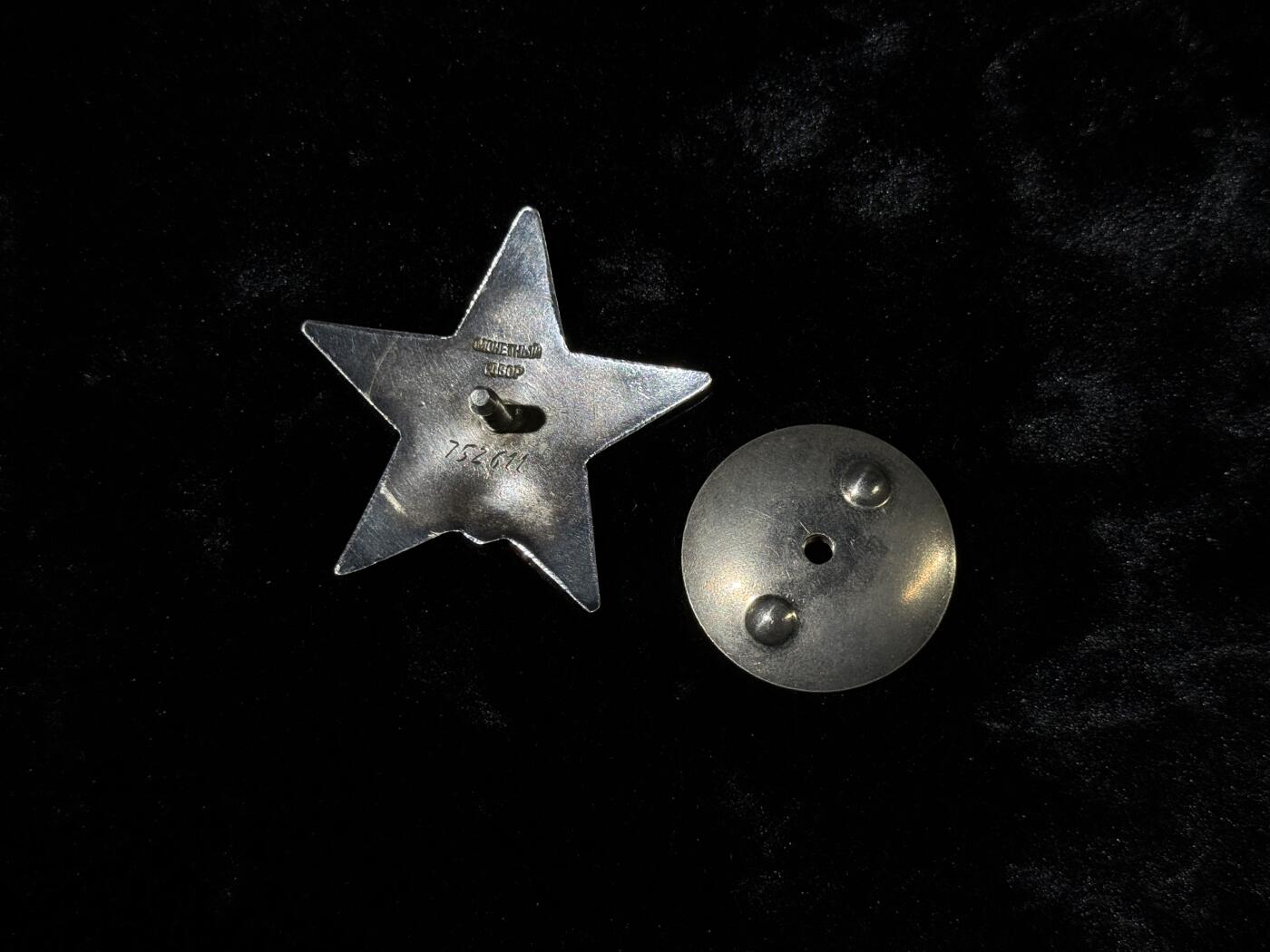 戎马世界章牌大赏第110期 苏联红星勋章，号段752611，档案已查，授予军需勤务中校，得主担任财务科主任，“ 从1942年起就一直保持着集团军完成存款和非现金结算计划的第一名，比例达到了薪金总量的96%，这让国家节约了几十万卢布”