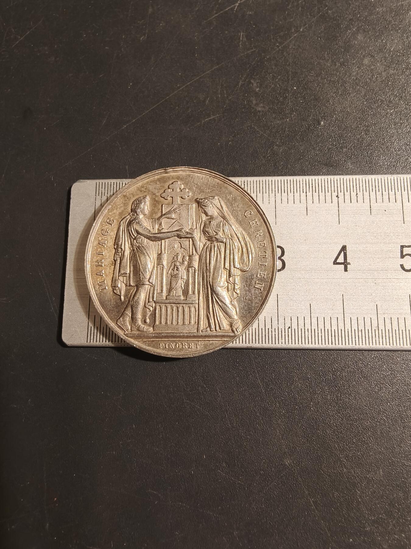 老王徽章第179期 法国银婚章     带边铭背铭    1880年实授     950银     直径30mm    重量12.2g