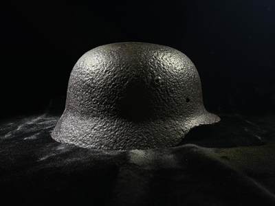 戎马世界章牌大赏第110期 - 二战德国m40头盔，疑似挖土后修复