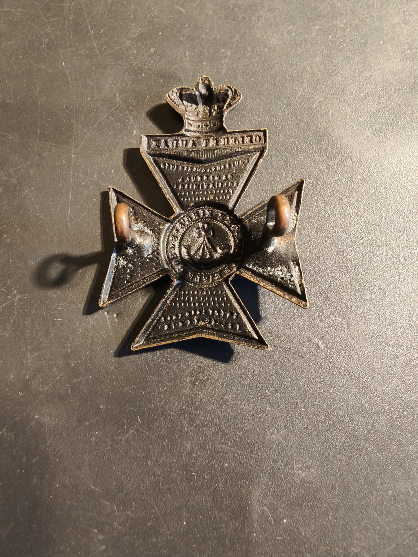 老王徽章第179期 英国国王皇家步枪团帽徽    维多利亚女王时期