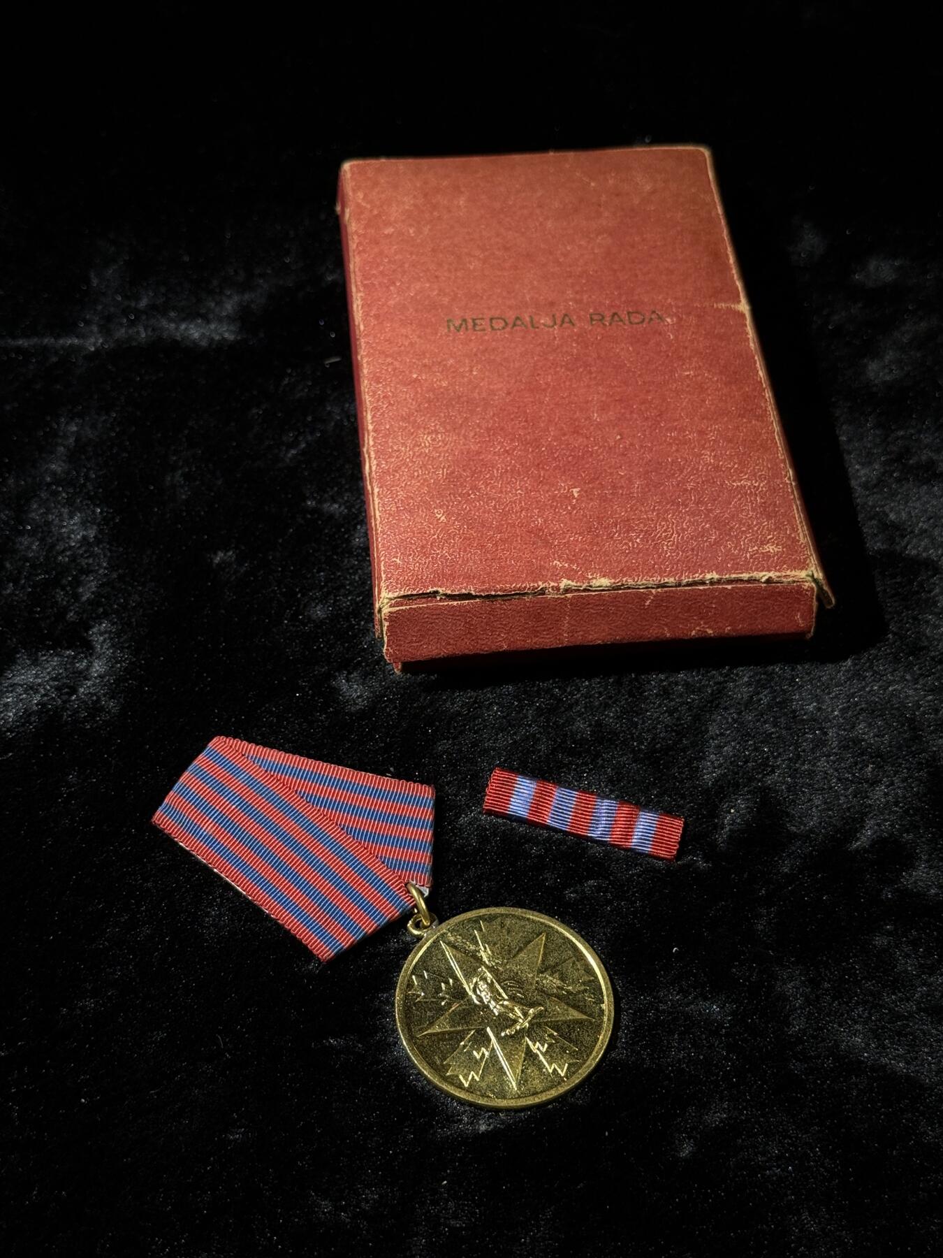 戎马世界章牌大赏第110期 南斯拉夫人民功勋奖章，盒子有损