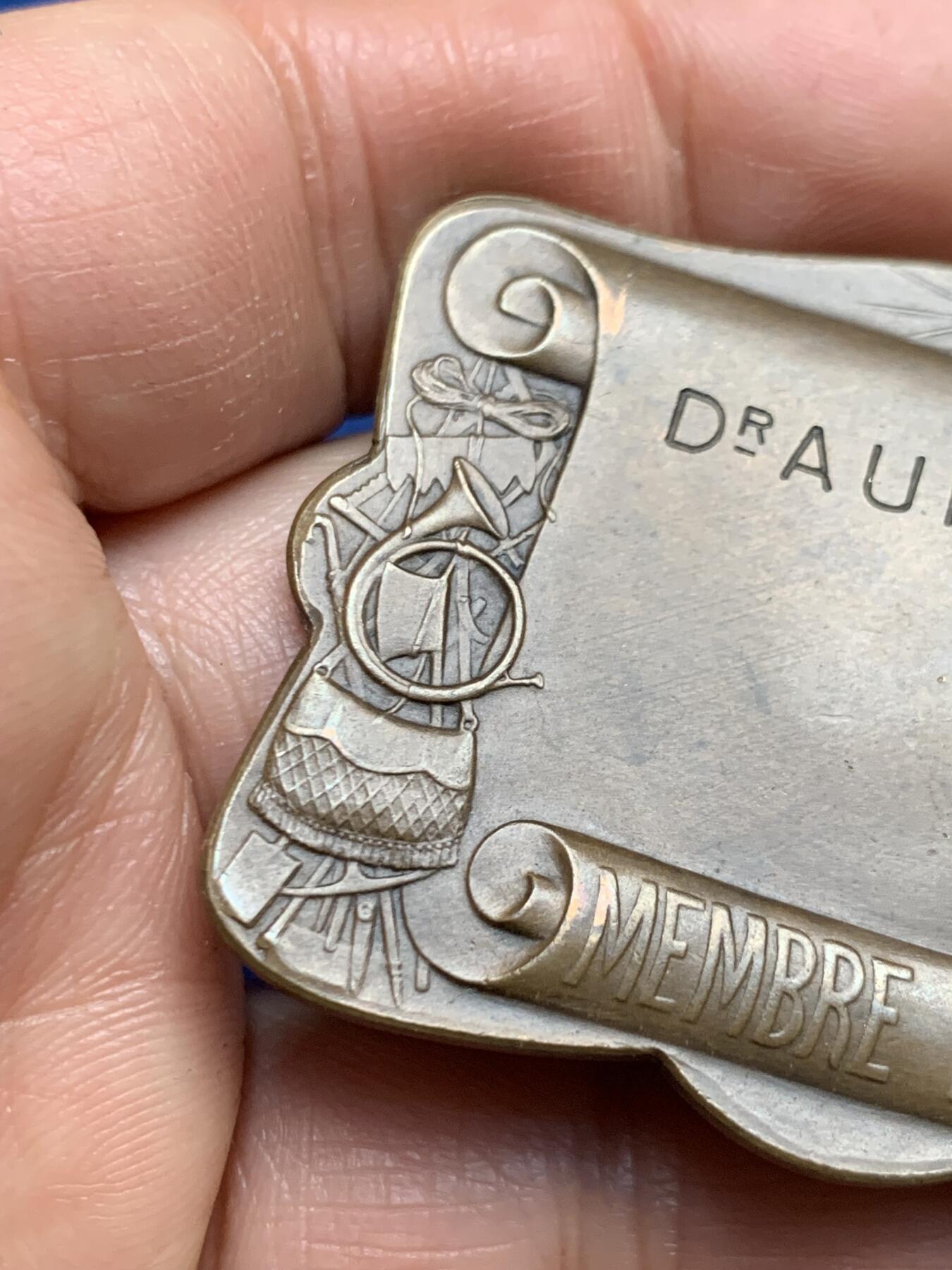 《竞宝斋》第461场 周日，周一，2场连拍 （全场包邮）欢迎送拍 法国1907林业联盟协会铜制异形奖章，首见款。正面：春之女神右手挽鲜花，左手播种树苗，脚踏风火轮，底部一个小天使在种植树苗。直径：53.6mm*40.8mm，重：38.2g，丰饶角铜标。