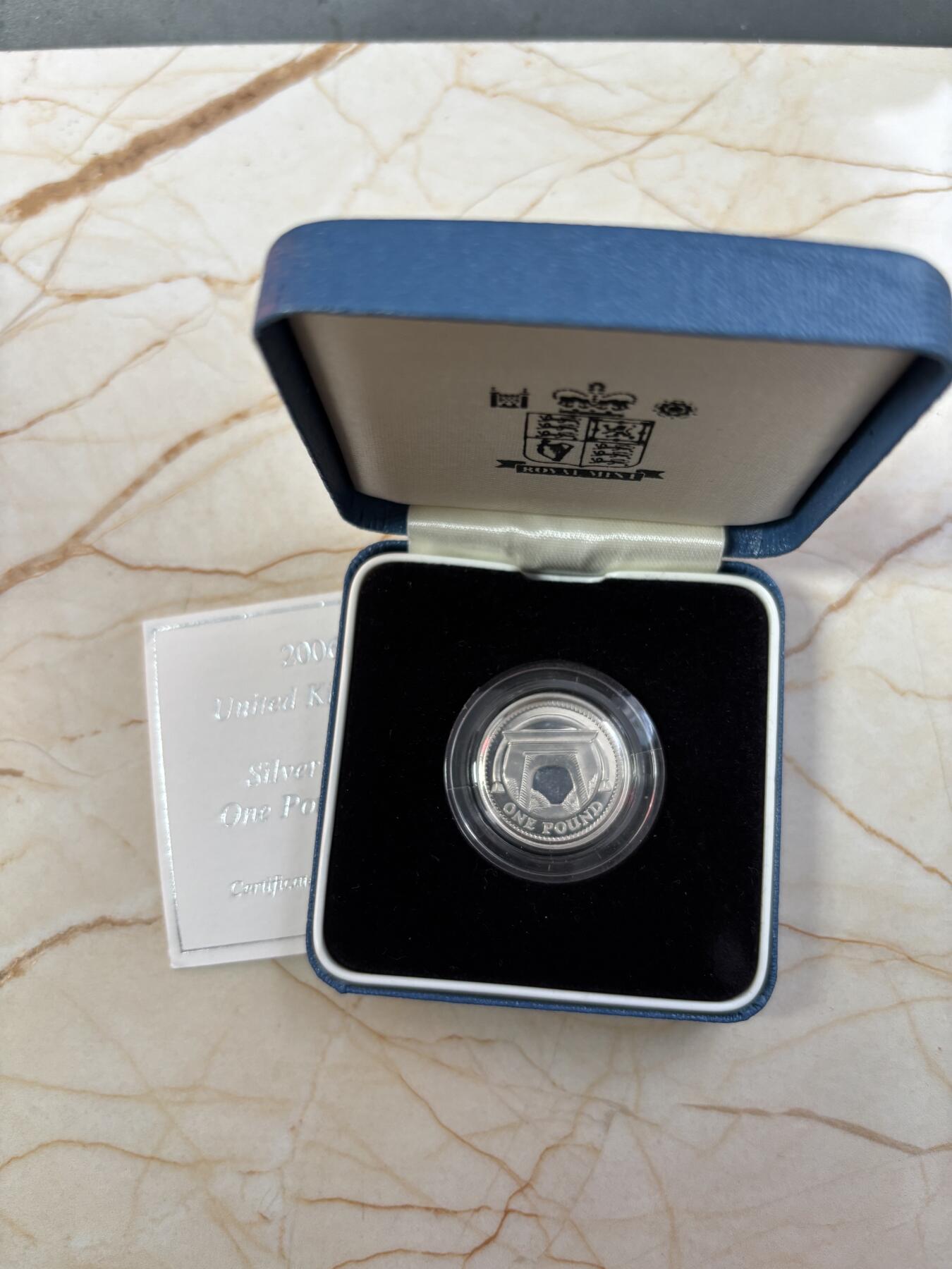 第189期拍卖 英国2006年1镑纪念银币带盒证书，9.5克，925银，有瑕疵
