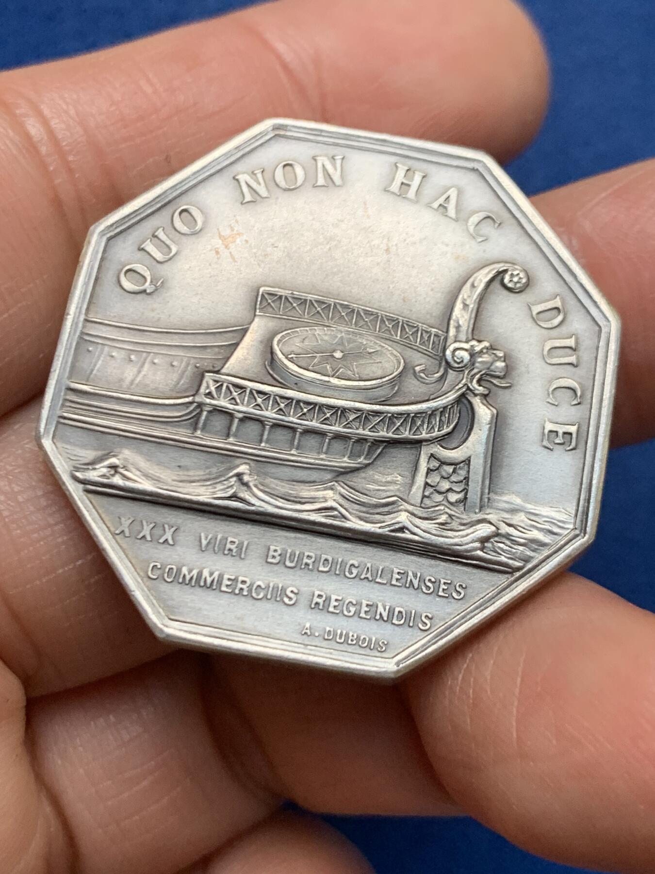 《竞宝斋》第461场 周日，周一，2场连拍 （全场包邮）欢迎送拍 法国波尔多商会八角银质代币，丰饶角边铭，23.5g，33.9mm