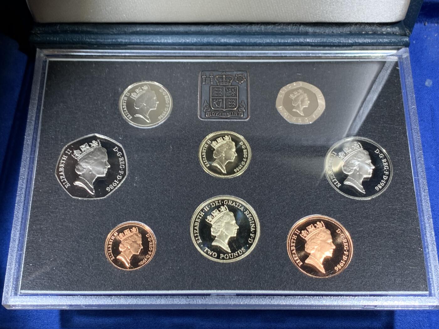 《竞宝斋》第461场 周日，周一，2场连拍 （全场包邮）欢迎送拍 英国1986年精制套币，1枚2英镑爱丁堡运动会精制纪念币，1枚1英镑北爱尔兰亚麻精制纪念币，8枚币，品相精美 蓝色盒装