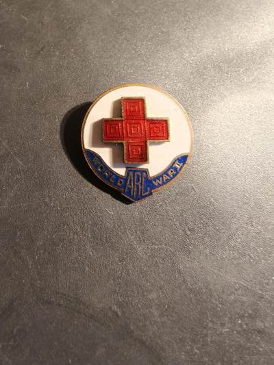 老王徽章第179期 - 美国二战红十字会战场服务证章    横针版 