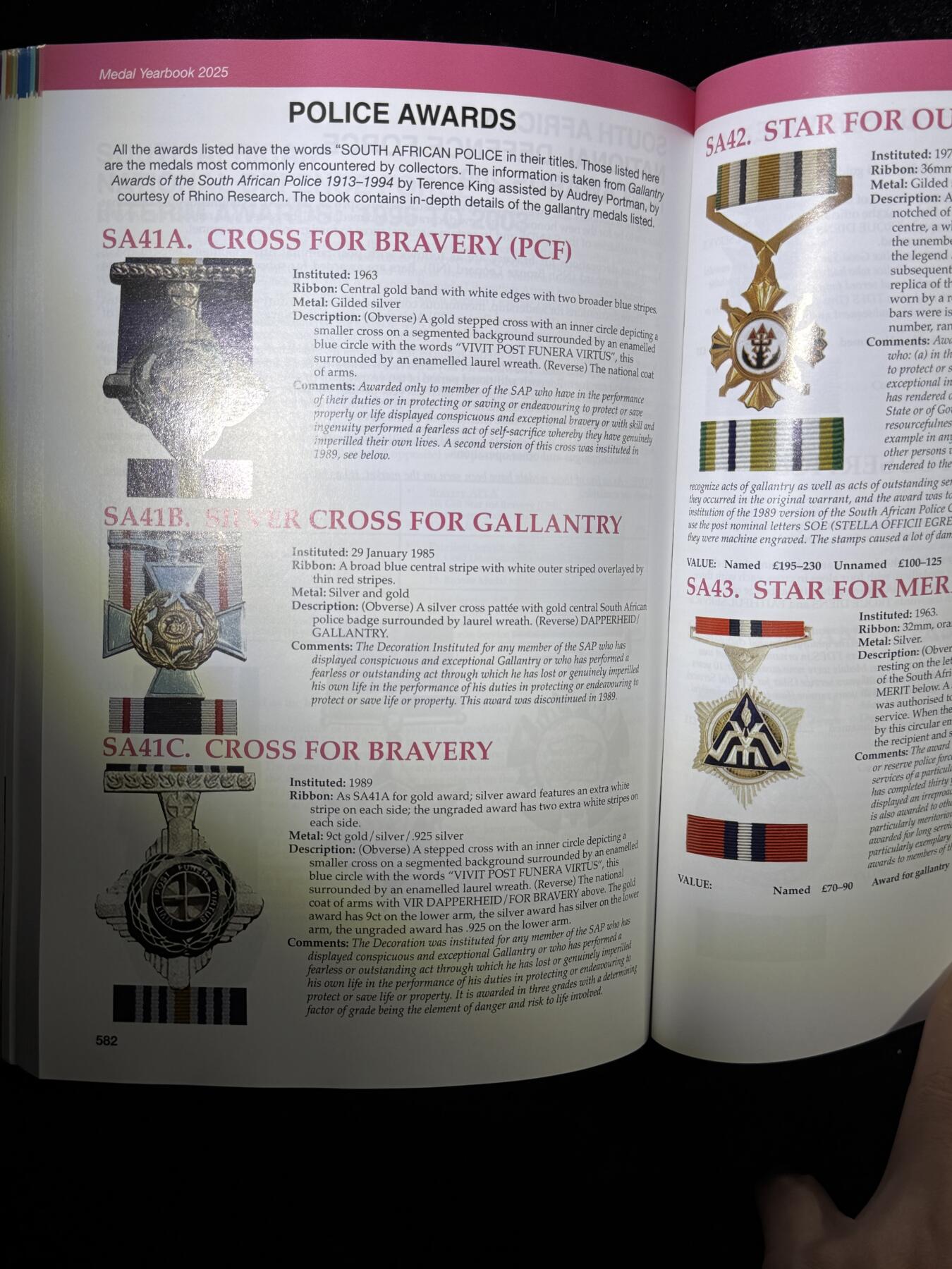 戎马世界章牌大赏第110期 英国奖章年鉴，2025最新版，非常厚重，介绍齐全