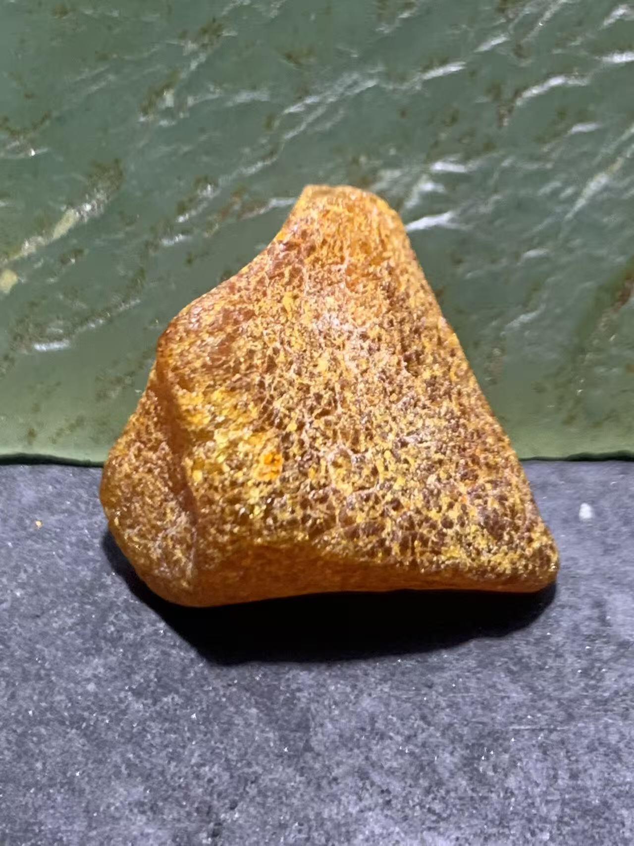 精美天然乌克兰蜜蜡随形原石珠子一颗！