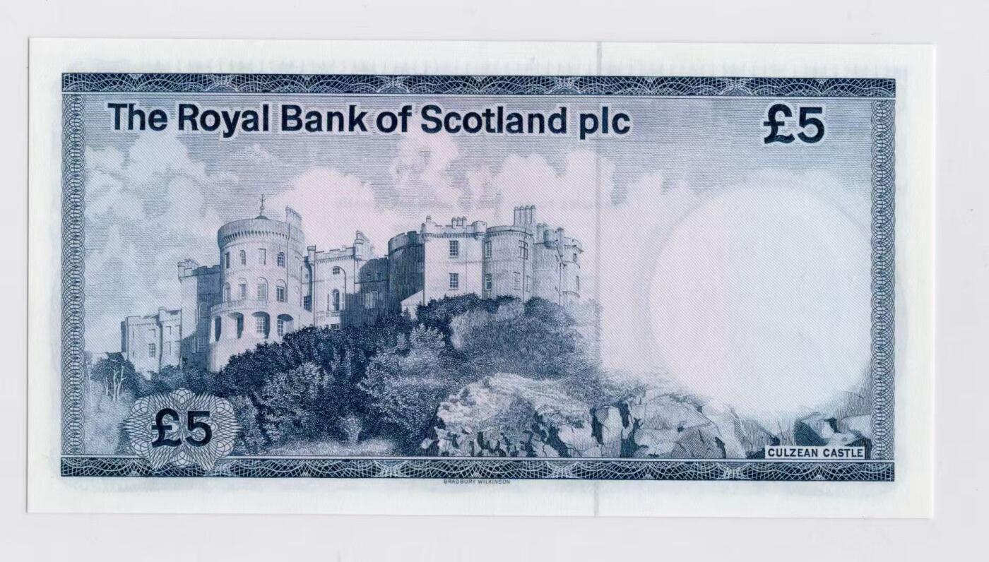 徐霞客拍卖首拍 苏格兰/皇家银行P-342c 1985年5镑	B/54 897513 unc-	这张5英镑纸币是早期流通版别，票面保留了时任常务董事的手写签名，后续版本已更换签名样式。设计上延续了地方货币的独特防伪与纹饰风格，承载着独特的货币发行历史。其收藏价值源于早期版别存世量少，手写签名设计稀缺，品相完好的该版别在收藏市场具备稳定升值潜力。
