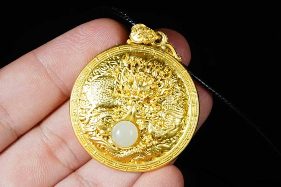 上海都达杂项专场八（全场包邮）   天然镀金祥龙吐珠嵌和田玉蛋面挂件 附鉴定证书87-49