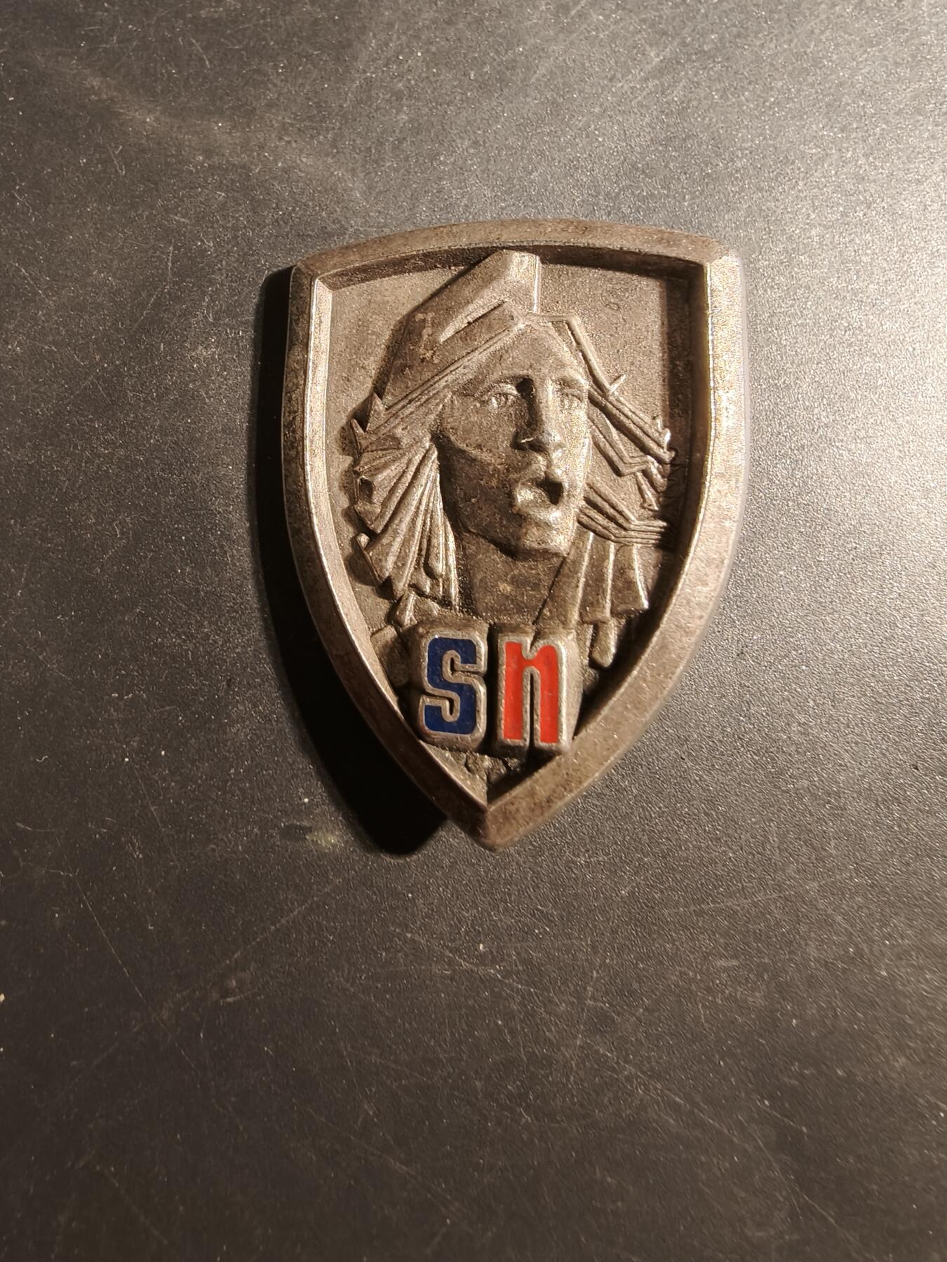 老王徽章第179期 法国国民役局证章      发给在法国国民役（以前的义务兵役制，现在是志愿服务）的各办事处或中心的服役人员或工作人员的。