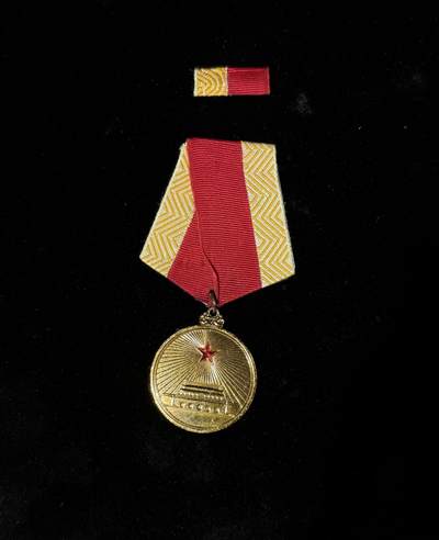 戎马世界章牌大赏第110期 - 解放奖章，铝制版本，用于在八十年代补发给日籍解放军，非常少见