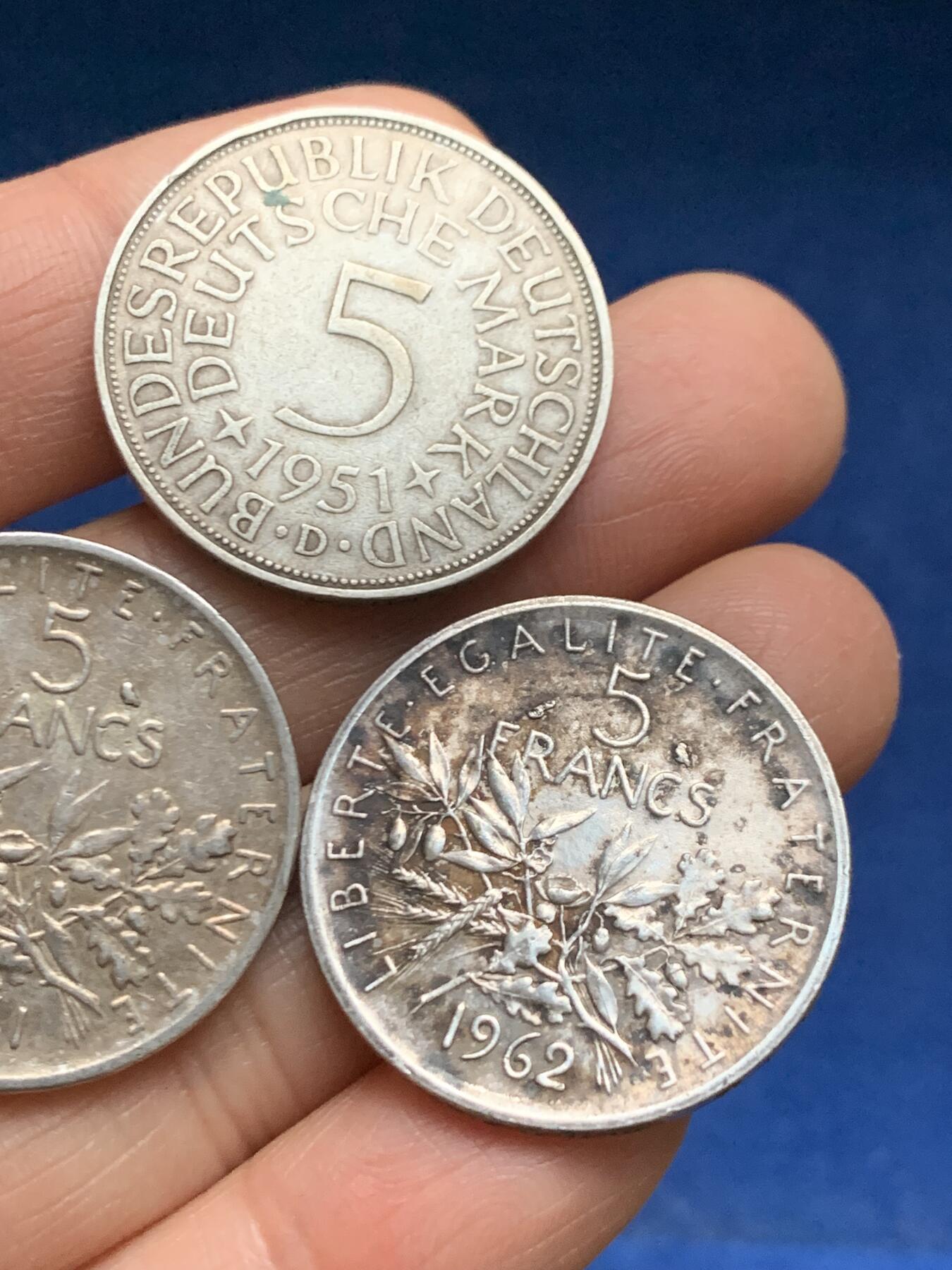 《竞宝斋》第461场 周日，周一，2场连拍 （全场包邮）欢迎送拍 三枚一组 法国播种5法郎（835银 12克/枚）2枚+1951年德国5马克（625银 11克）1枚