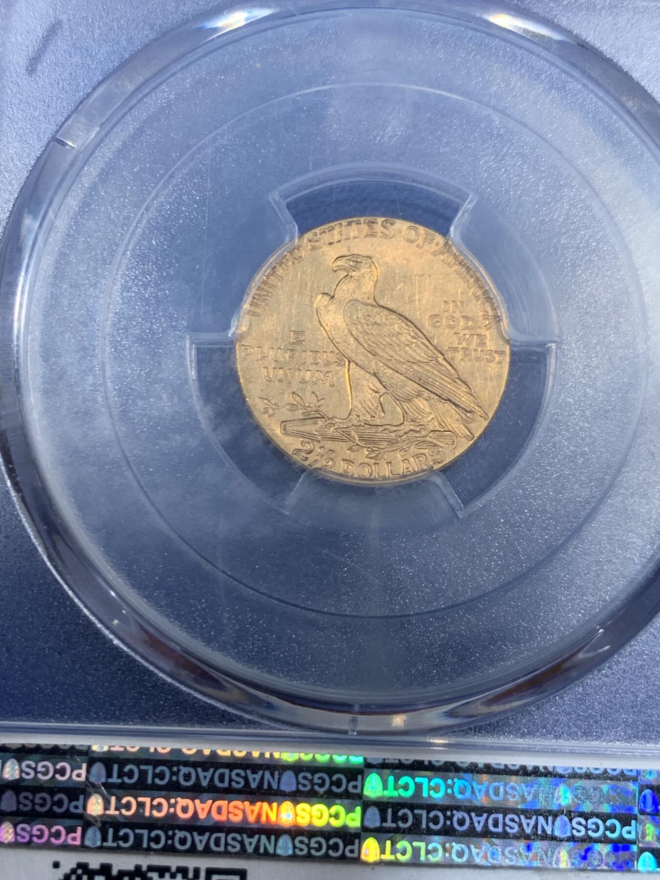 《竞宝斋》第461场 周日，周一，2场连拍 （全场包邮）欢迎送拍 PCGS MS62 美国 1928年 2.5美元 金币 经典印第安人头像设计 原光充沛 底板干净 转光自然流畅 人像与鹰羽细节保存完整 高点仅见轻微流通痕迹 状态明显优于常见流通品 兼具历史感与收藏质量的稳定级精品 900金 4.18克