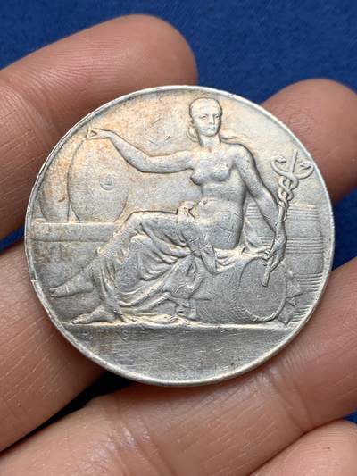《竞宝斋》第461场 周日，周一，2场连拍 （全场包邮）欢迎送拍 - 法国1871年巴黎油业委员会纪念银章，半裸女神手持蛇杖坐在油桶上，丰饶角AR，24.5克，37.5mm