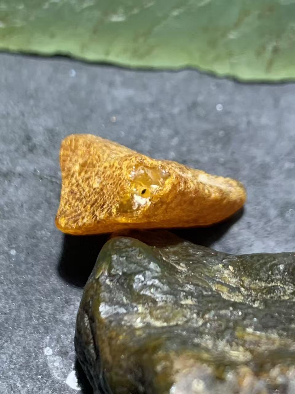 精美天然乌克兰蜜蜡随形原石珠子一颗！