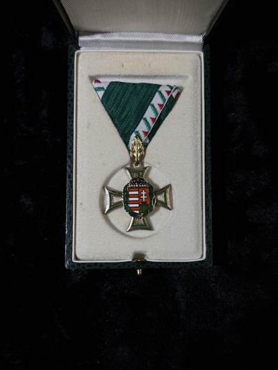 戎马世界章牌大赏第110期 - 匈牙利一级国土防卫奖章