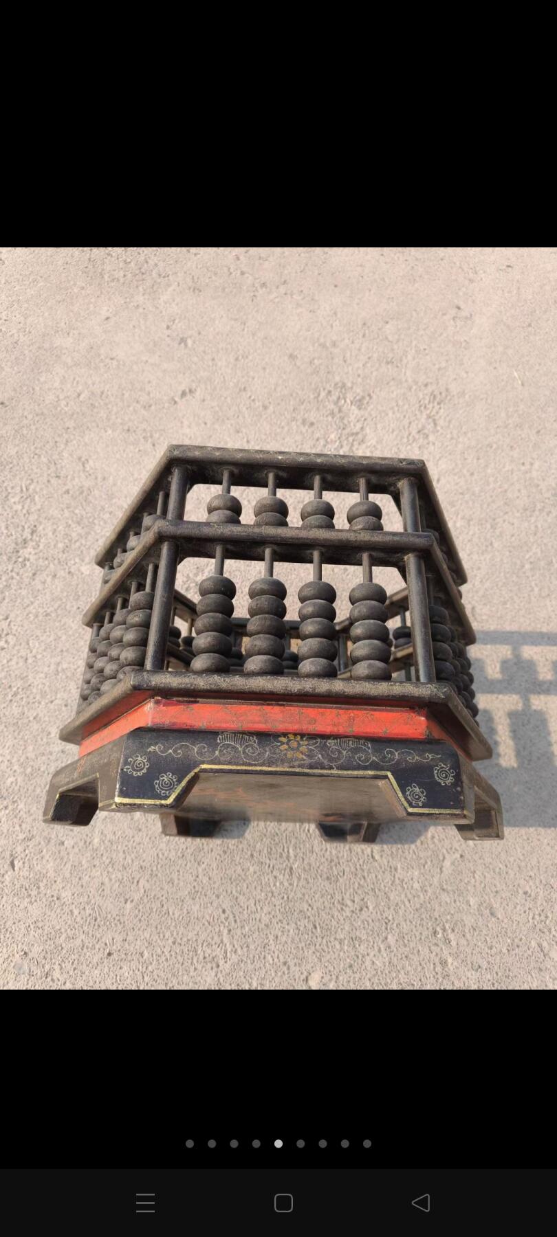 六角形算盘摆件，以精巧的榫卯结构将传统算盘与雅致器型融为一体，对角直径36厘米、高25厘米的尺寸，既保留了算盘的实用功能，又兼具陈设的装饰美感。周身包浆温润，算珠乌黑莹亮，框体上的描金纹饰虽历经岁月仍依稀可见，静静诉说着中式器物里“招财纳福”的美好寓意。它既是旧时商贾账房的实用工具，也是今日案头的雅致陈设，在古典形制与实用功能的平衡中，承载着中式商业文化的独特韵味………