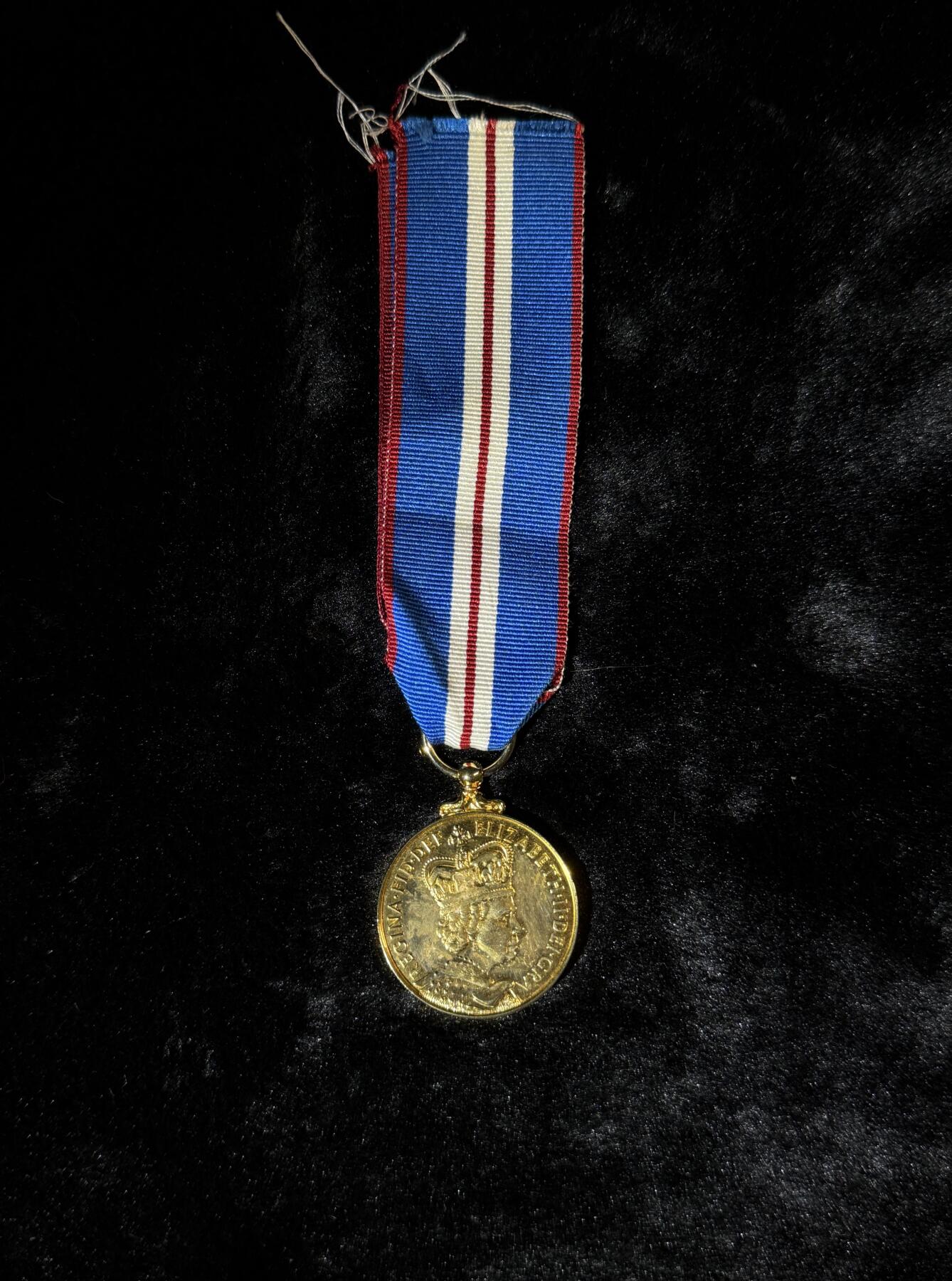 戎马世界章牌大赏第110期 英国女王金禧奖章，复刻