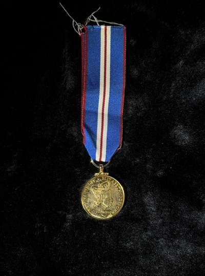 戎马世界章牌大赏第110期 - 英国女王金禧奖章，复刻