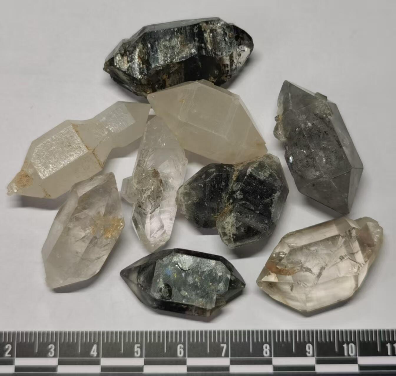 七河·世界币章矿标杂件每周小拍（总第35期）（本场周二结标） 藏家出品 X720（8） 比较大个头的云贵闪灵水晶原石一组 9 件 本件拍品由合作藏家邮寄