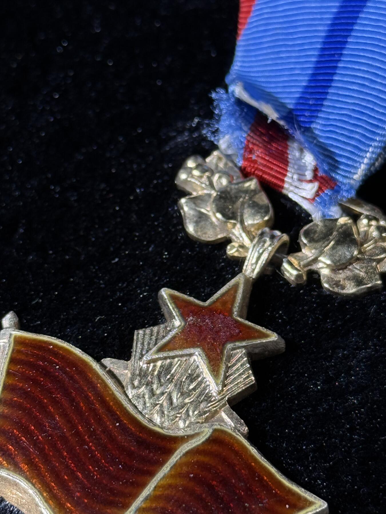 戎马世界章牌大赏第110期 捷克斯洛伐克劳动红旗勋章，银制，非常厚重，45g左右，第一版皇冠狮子版，号段1598